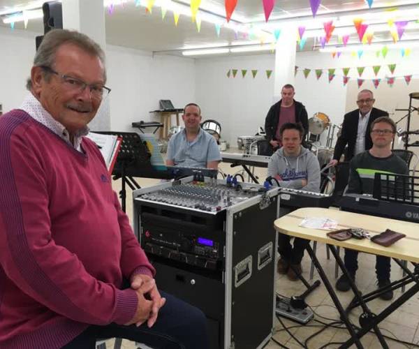 Rainbowband zoekt nieuwe repetitieruimte